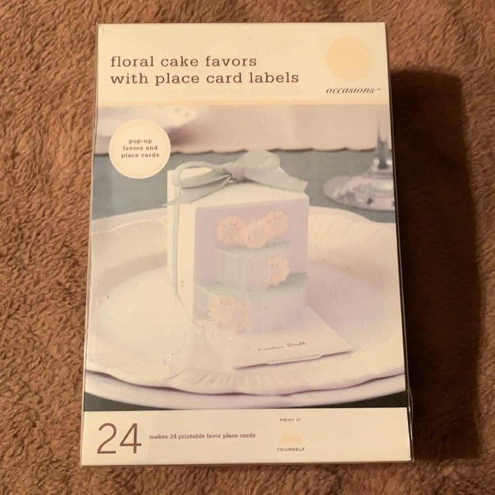 Floral cake favors with place card labels